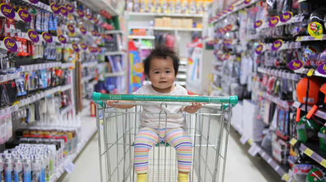 קניות עם ילדים (צילום: Jomjakkapat Parrueng, Unsplash)