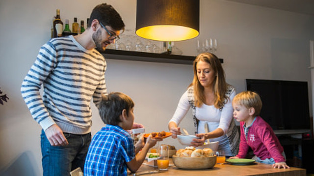 ארוחת ערב משפחתית (צילום: Dreet Production, gettyimages)