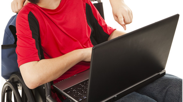 נער עם לפטופ על כיסא גלגלים, אילוסטרציה (צילום: אינג אימג')