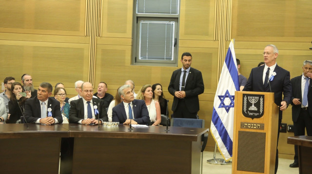 בני גנץ בישיבת סיעת כחול לבן (צילום: מרק ישראל סלם)