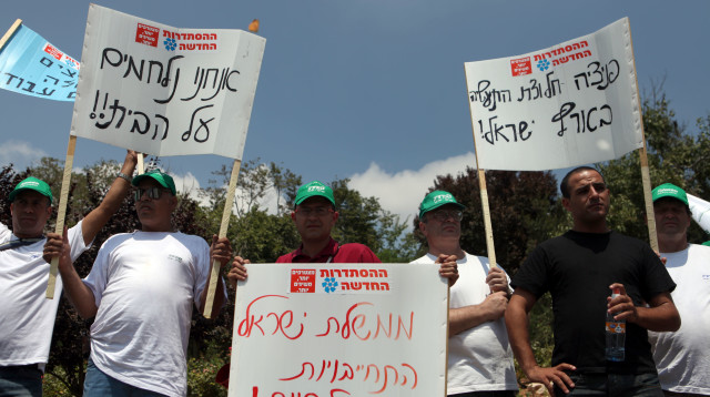 עובדי מפעל פניציה (צילום: יואב ארי דודקביץ', פלאש 90)