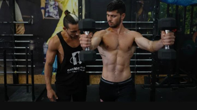 עבודה על שרירי חזה (צילום: שובל קרול)