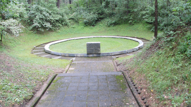 גיא ההריגה בפונאר שבליטא (צילום: ויקיפדיה)