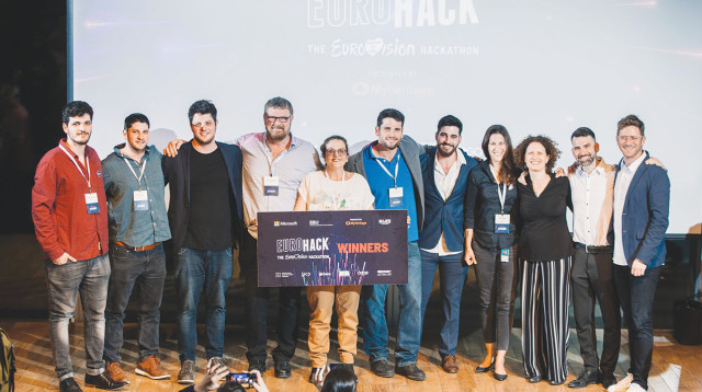 משפחת שמואלי ברגע הזכייה (צילום: חנן בר אסולין ואיגור פרברוב)