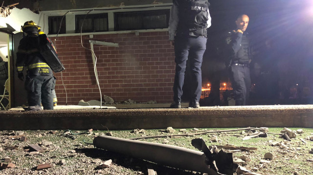 רקטה בקריית גת (צילום: דוברות המשטרה)