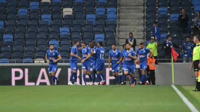 שחקני מכבי פ"ת (צילום: bola studio)