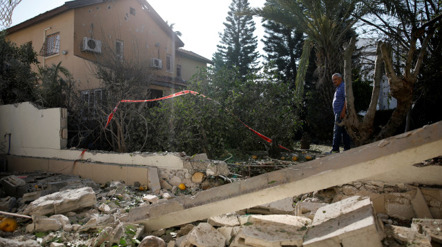 פגיעת רקטה בבית באשקלון (צילום: רויטרס)