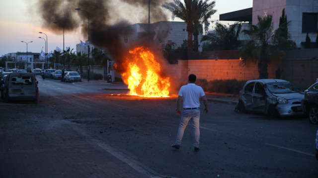 פגיעת הרקטה באשדוד (צילום: לירון מולדובן)