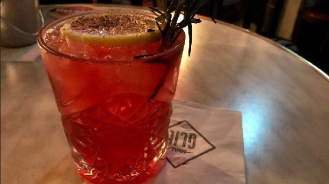 שותים בפרוג ושות' (צילום: לאוניד פלד)