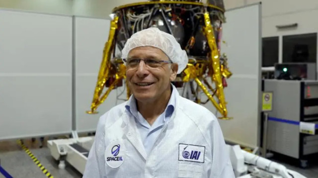 עידו ענתבי עומד לפני החללית בראשית (צילום: רויטרס / רונן זבולון)