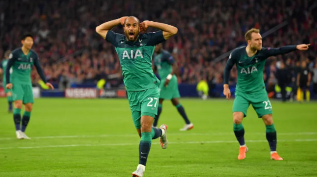 שחקני טוטנהאם חוגגים (צילום: AFP)