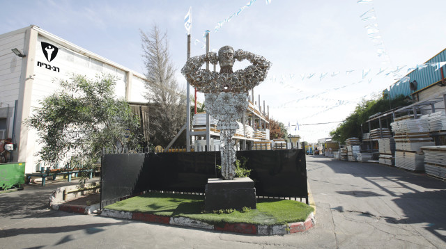 מפעל רב בריח (צילום: אייל טואג)