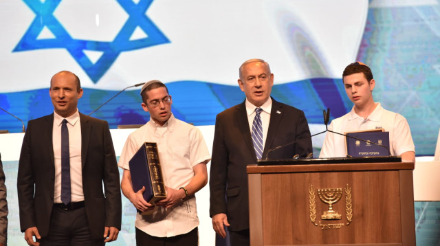 ראש הממשלה ושר החינוך עם המנצח וסגנו (צילום: שלומי אמסלם)