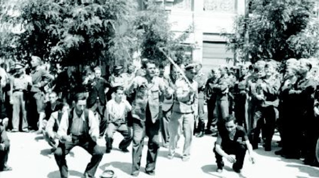 התעללות ביהודי סלוניקי (צילום: Bundesarchiv)