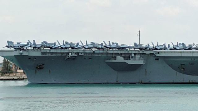 נושאת מטוסים אמריקאית בדרכה למפרץ הפרסי (צילום: רויטרס)
