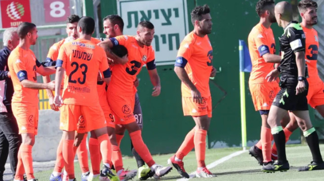 שחקני סקציה נס ציונה חוגגים  (צילום: דני מרון)