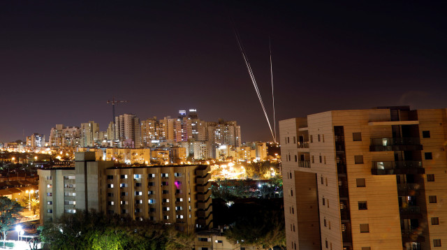 שיגור רקטות מרצועת עזה (צילום: רויטרס)