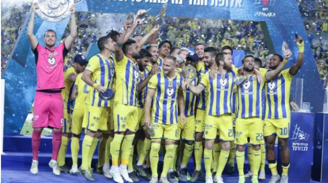 מכבי ת"א עם צלחת האליפות (צילום: דני מרון)