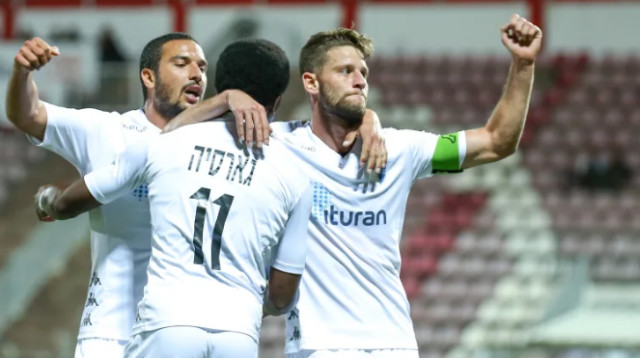 שחקני קריית שמונה חוגגים (צילום: מאור אלקסלסי)