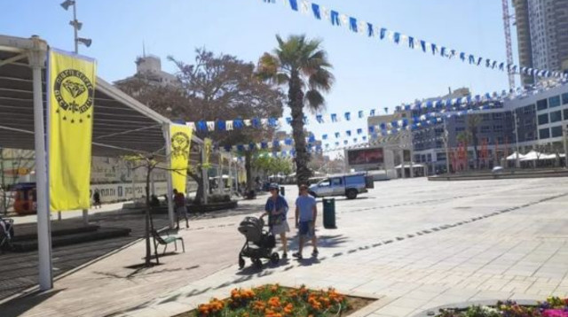 דגלי מכבי נתניה נתלו ברחבי העיר (צילום: תומר חבז)