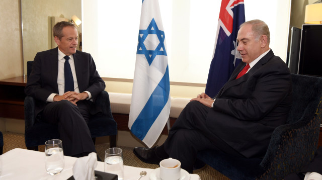 יו"ר מפלגת הלייבור האוסטרלית, ביל שורטן, עם נתניהו (צילום: ויליאם ווסט, רויטרס)