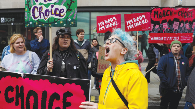 מפגינות נגד הצעת החוק באלבמה (צילום: רויטרס)