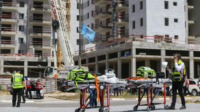 קריסת מנוף ביבנה (צילום: פלאש 90)