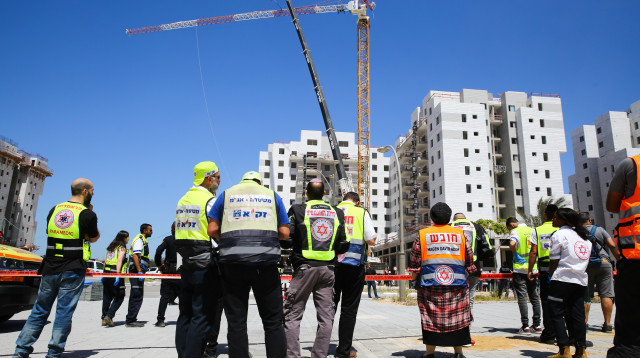 קריסת מנוף ביבנה (צילום: פלאש 90)