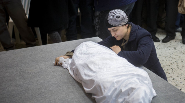 אדווה ביטון בהלוויית בתה אדל (צילום: יונתן זינדל, פלאש 90)