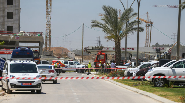 קריסת המנוף ביבנה (צילום: פלאש 90)