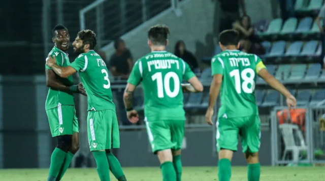 שחקני הפועל כפר סבא חוגגים (צילום: מאור אלקסלסי)