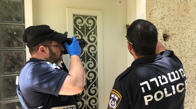 חוקרי המשטרה במקום (צילום: דוברות המשטרה)