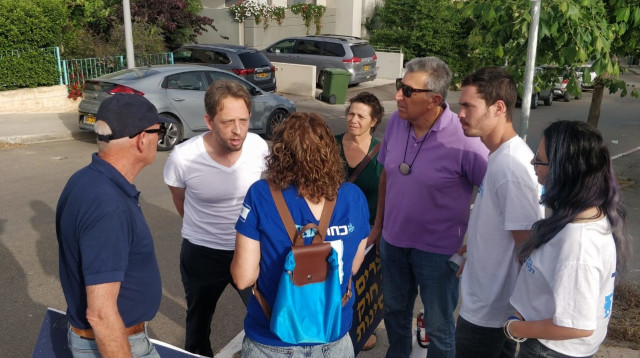 רועי פולקמן ומפגינים מ"כחול לבן" (צילום: תומר וינר)