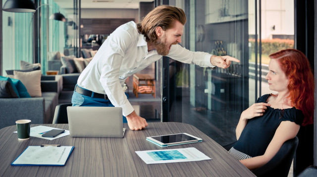 חיפוש אשמים לתחושות שלנו (צילום: אינג אימג')