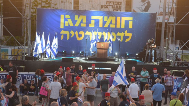 הפגנה בתל אביב נגד חוק החסינות (צילום: אבשלום ששוני)