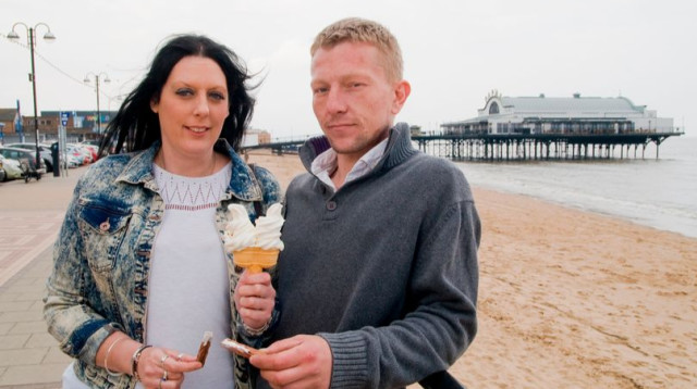 קייטי ניקול וג'ון היינס (צילום: Triangle News)