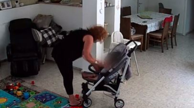 תיעוד מטפלת החשודה בהתעללות בנס ציונה (צילום: מצלמות אבטחה)