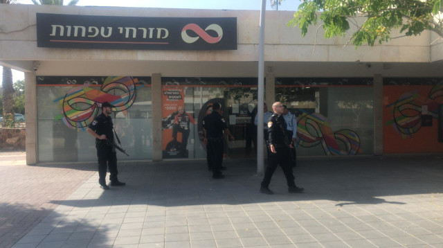 סניף הבנק בערד בו התבצר אדם חמוש בנשק (צילום: דוברות המשטרה)