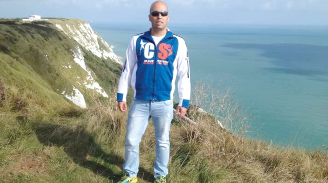 דניאל קציר על רקע התעלה (צילום: צילום פרטי)