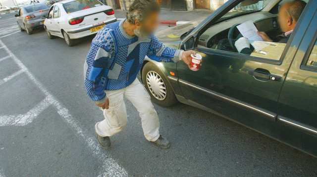 מקבץ נדבות ברמזור (צילום: פייר תורג'מן, פלאש 90)