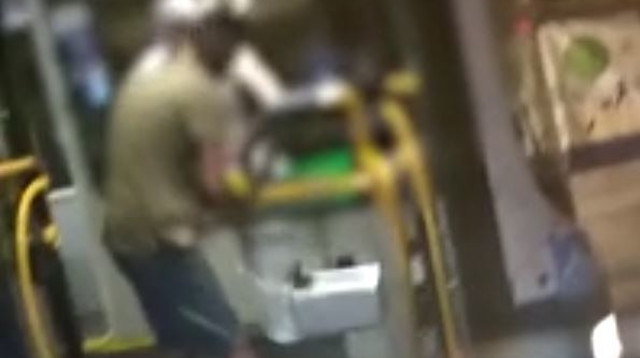 תקיפת נהג האוטובוס בפתח תקווה (צילום: דוברות המשטרה)