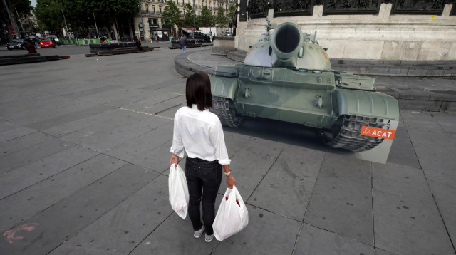 גזיר של "טנק חיקוי" במחאה על אירועי כיכר טיאננמן (צילום: רויטרס)