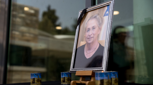 אנדרטה לזכרה של נחמה ריבלין מחוץ לבית הנשיא (צילום: יונתן זינדל, פלאש 90)