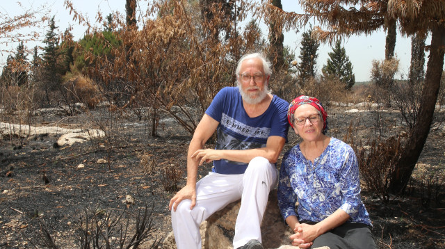 זהבה ודולב גילמור לצד האנדרטה (צילום: מירי צחי)