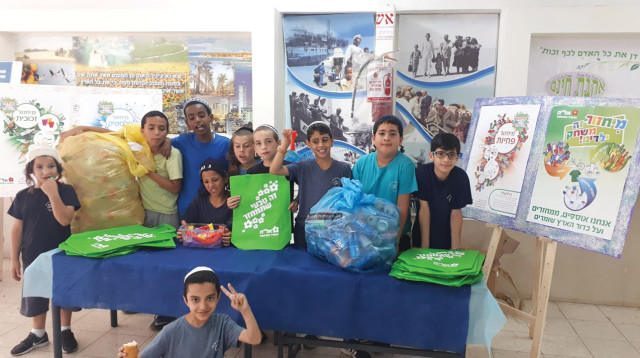 תלמידים ברמלה ממחזרים (צילום: ציפי איבלר בלום)