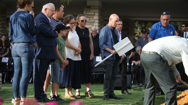 ראובן ריבלין ומשפחתו בלווית נחמה ריבלין (צילום: הדס פרוש , פלאש 90)