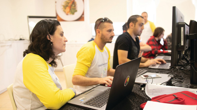 הצוותים בפעולה. יישומון יספק מידע והדרכה בחדר היולדות (צילום: יובל פן)