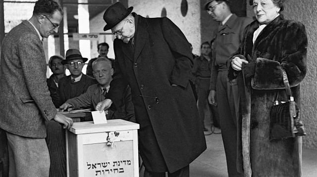 הנשיא חיים ויצמן בקלפי, 1949 (צילום: הוגו מנדלסון, לע"מ)