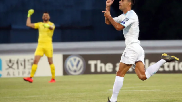 ערן זהבי מביס את לטביה (צילום: אודי ציטיאט)