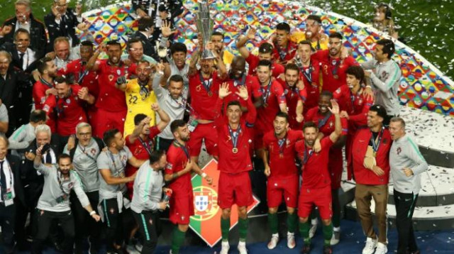 נבחרת פורטוגל מניפה את הגביע (צילום: Jan Kruger/Getty Images)